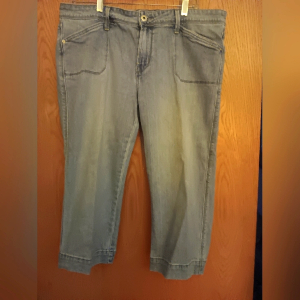 Women's size 14, Levi's capri jeans